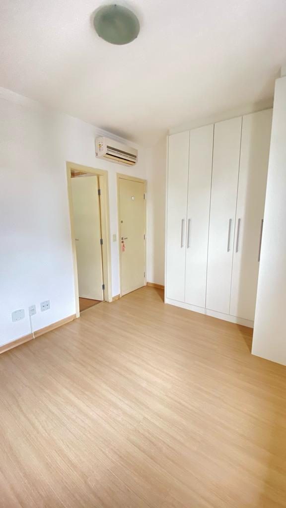 Quarto com armários planejados e ar-condicionado