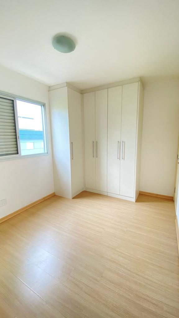 Quarto com armário de canto planejado e janela