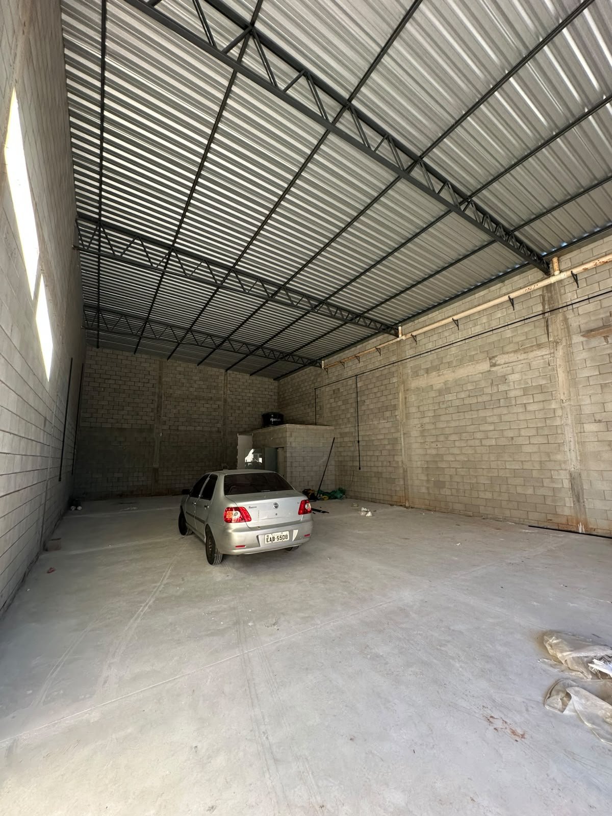 Interior do galpão comercial de 220 m² em Pouso Alegre