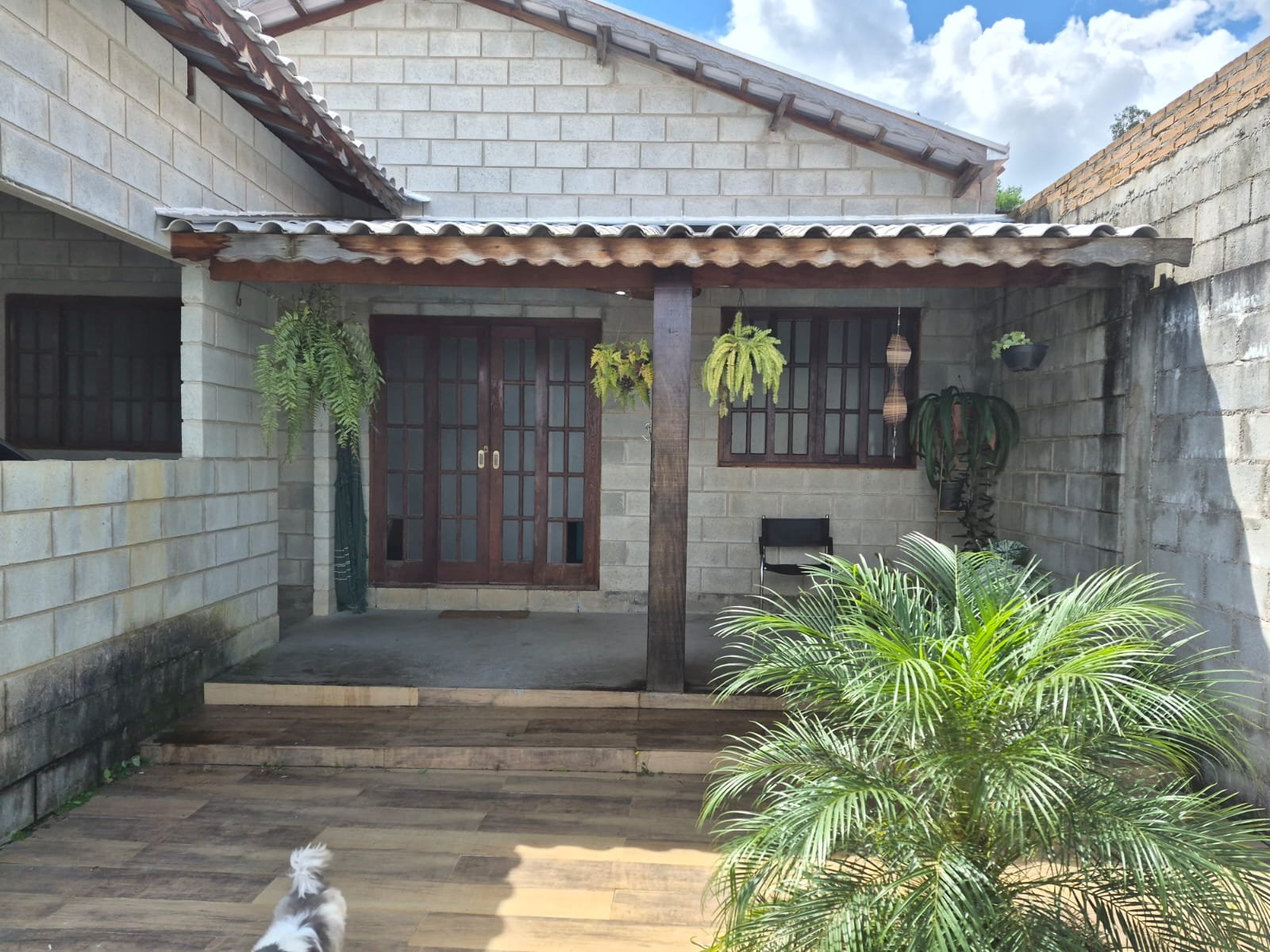 Fachada da casa com varanda coberta e deck