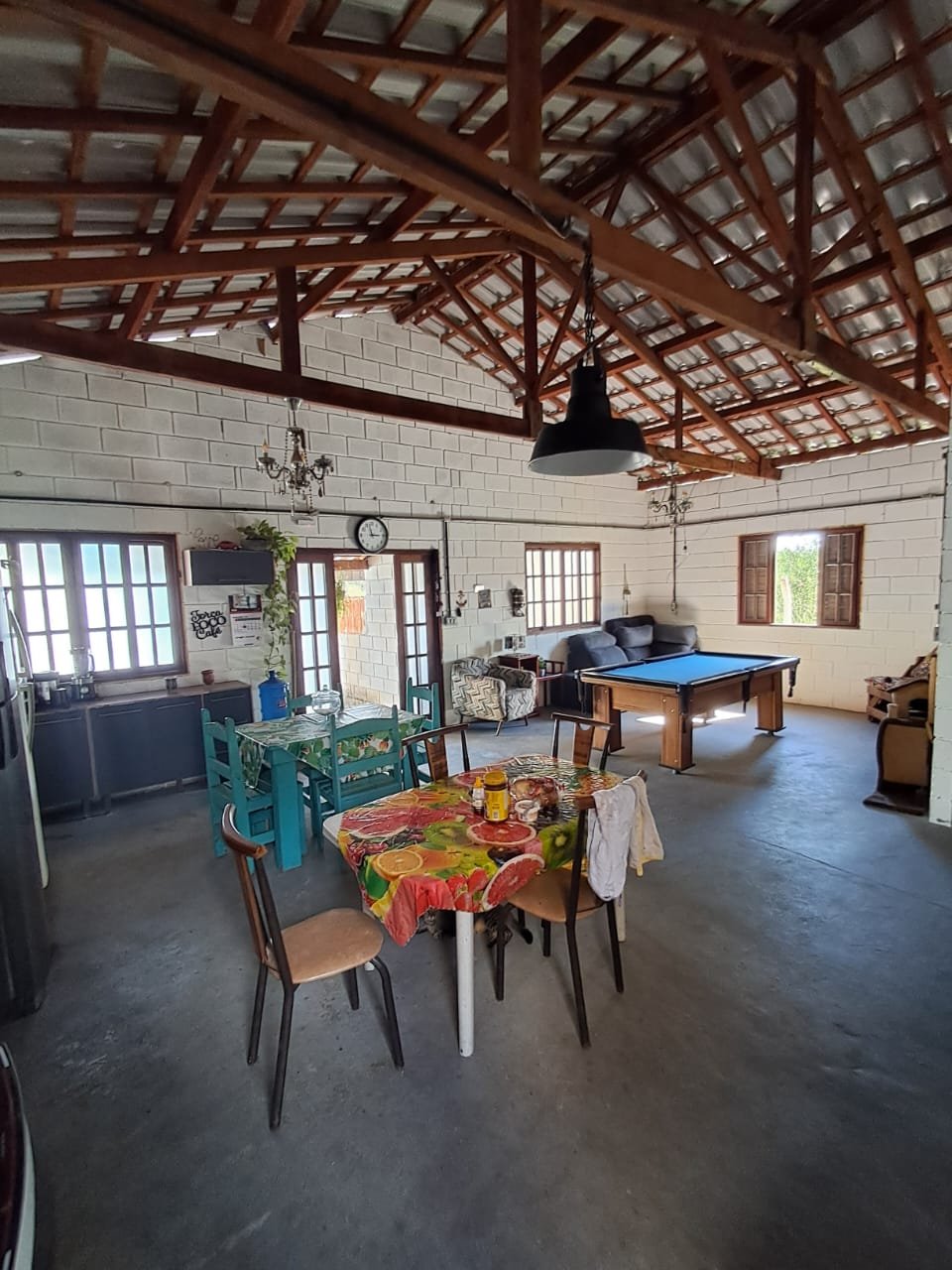 Cozinha e sala conjugadas com área gourmet