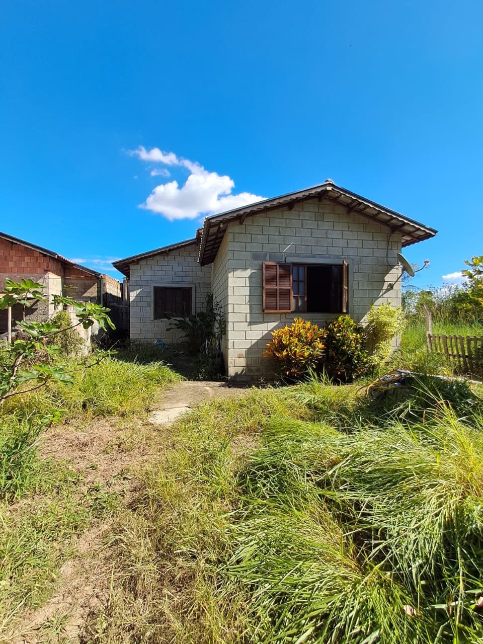 Casa vista pelos fundos, com o restante do terreno